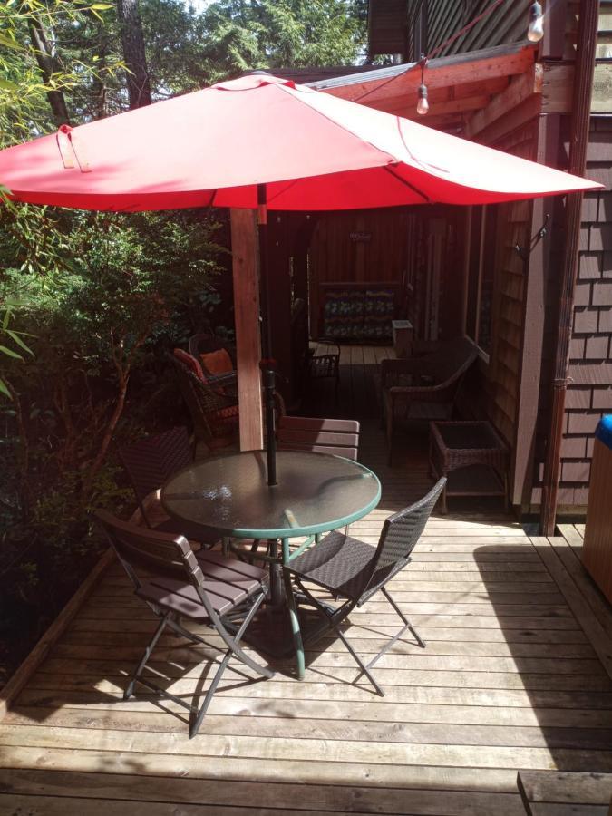 Forest Sweet Retreat Hot Tub & Wood Fired Sauna Ucluelet Extérieur photo