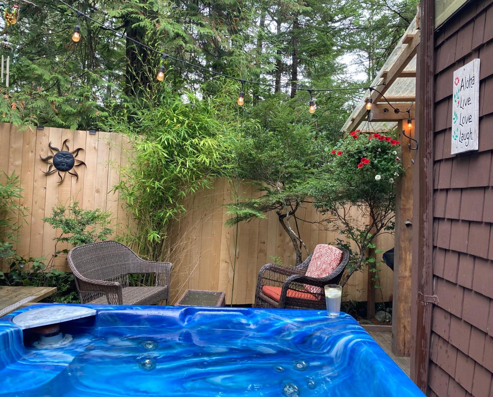 Forest Sweet Retreat Hot Tub & Wood Fired Sauna Ucluelet Extérieur photo